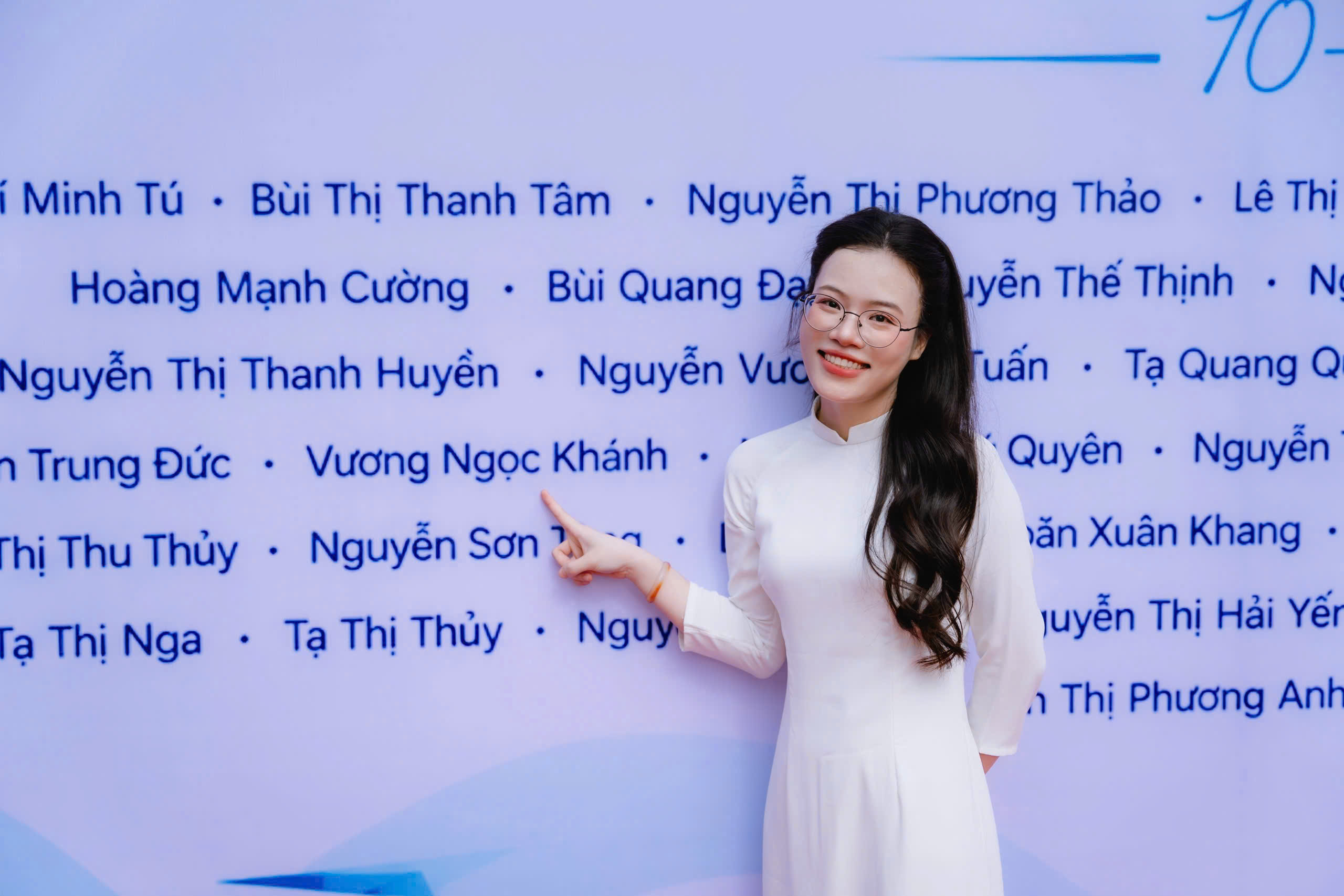 Ảnh Khánh trong tà áo dài trắng